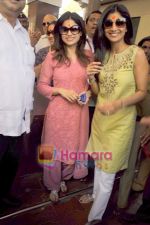 Shilpa and Shamita Shetty snapped at Siddhivinayak in Dadar, Mumbai on 22nd March 2011 (4).JPG